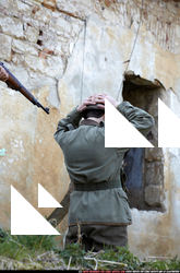 2010 03 WW2 INFANTRY GUARDING SURRENDERED PRISONER 11.jpg