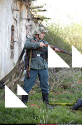 2010 03 WW2 INFANTRY GUARDING SURRENDERED PRISONER 05.jpg