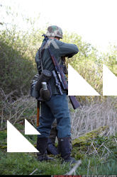 2010 03 WW2 INFANTRY GUARDING SURRENDERED PRISONER 03.jpg