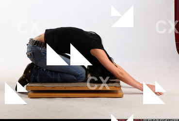 2010 04 SILVIA KNEELING HEAD DOWN 00