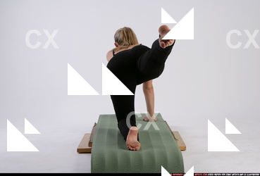 2011 02 MONICCA PILATES POSE2 02