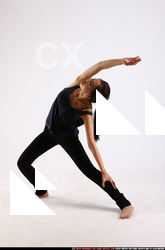 2011 06 NAOMI YOGA POSE2 01