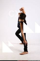 2011 06 NAOMI YOGA POSE2 02