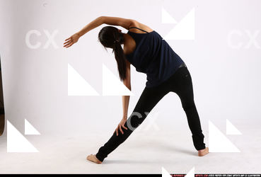 2011 06 NAOMI YOGA POSE2 04