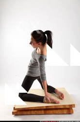 2014 04 PEGGY FITNESS POSE2 02 B