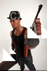 2016 05 RON TOMMYGUN POSE3 10