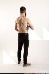 2016 08 OSCAR STANDING TOMMYGUN GUARDING 04 B