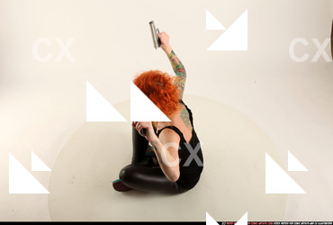 2016 11 ZORA DUAL PISTOLS POSE4 02 A