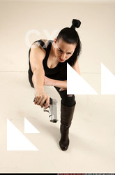 2017 05 CLAUDIA KNEELING AIMING PISTOL 00 A