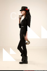 2017 07 VICTORIA STEAMPUNK PHONE POSE2 01 C