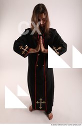 25 2019 01 JAKUB PRAYING POSE