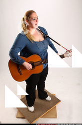 britney-playing-guitar