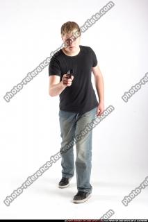 JANISONE-POSE1-PISTOL