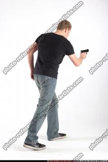 JANISONE-POSE1-PISTOL