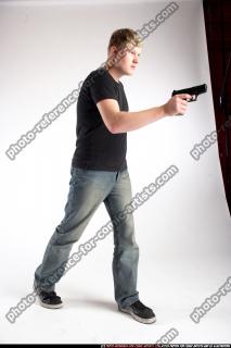 JANISONE-POSE1-PISTOL