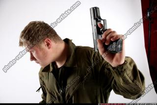 2009 01 JANISONE PISTOL POSE1 13.jpg