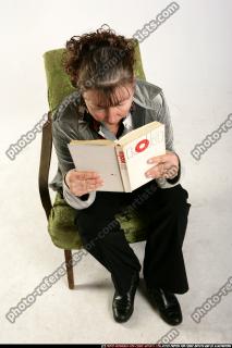 oldwoman-sitting-reading