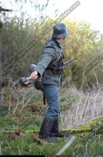 ww2-infantry-throwing-grenade