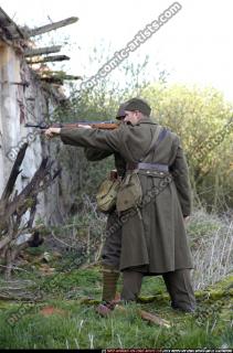 2010 03 WW1 UNIT STANDING AIMING POINTING 02.jpg