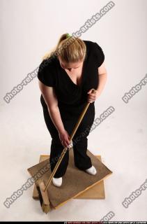 2010 04 BRITNEY SWEEPING 07 A