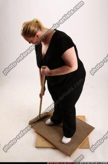 2010 04 BRITNEY SWEEPING 01 A