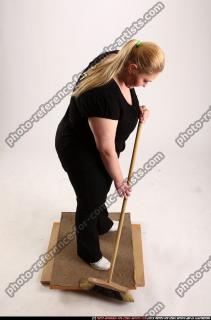 2010 04 BRITNEY SWEEPING 06 A