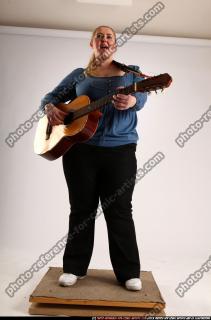 2010 09 BRITNEY PLAYING GUITAR 00 C