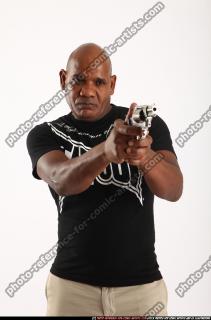 Gael Casaus-aiming-revolver