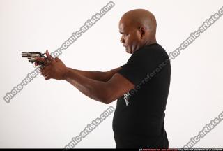 Gael Casaus-aiming-revolver