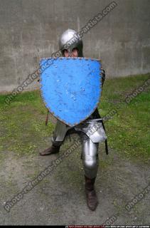 2011 01 MIDDLEAGE KNIGHT2 SWORD SHIELD POSES 04