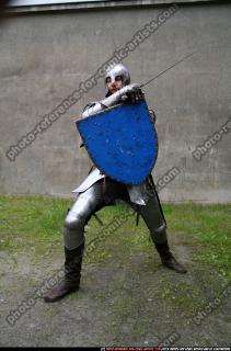 2011 01 MIDDLEAGE KNIGHT2 SWORD SHIELD POSES 03