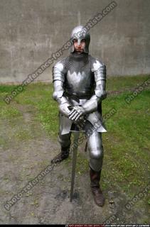 2011 02 MIDDLEAGE KNIGHT2 SWORD POSES 14