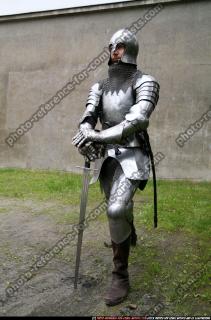 2011 02 MIDDLEAGE KNIGHT2 SWORD POSES 17