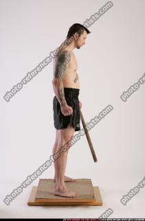DAREON-HOLDING-SPEAR