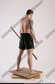 DAREON-HOLDING-SPEAR