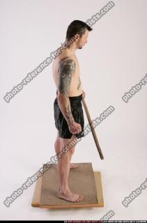DAREON-HOLDING-SPEAR