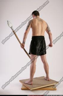 DAREON-HOLDING-SPEAR