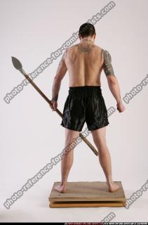 DAREON-HOLDING-SPEAR