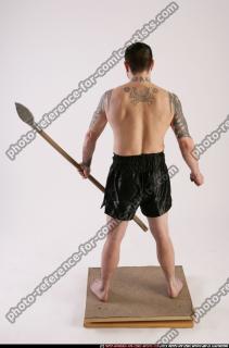 DAREON-HOLDING-SPEAR