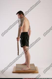DAREON-HOLDING-SPEAR