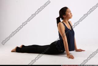 2011 07 NAOMI YOGA POSE3 07