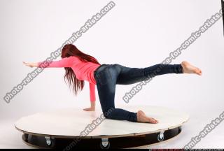 2013 10 NINA YOGA POSE2 05