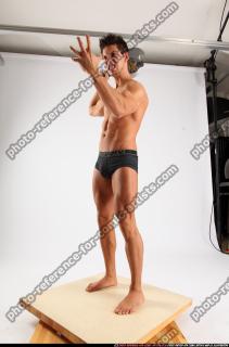 2014 03 ROLAND AXE POSE1 01 C