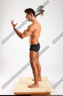 2014 03 ROLAND AXE POSE1 02 B