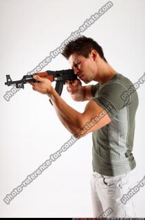 2014 05 ROLAND AK47 POSE2 01