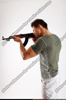 2014 05 ROLAND AK47 POSE2 02