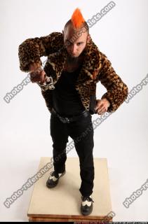 2014 09 EDGAR DUAL PISTOLS POSE1 00 A