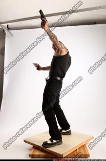 2014 11 EDGAR DUAL PISTOLS POSE2 01 C