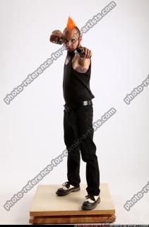 2014 12 EDGAR DUAL PISTOLS POSE3 00 B