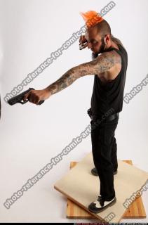 2014 12 EDGAR DUAL PISTOLS POSE3 01 A